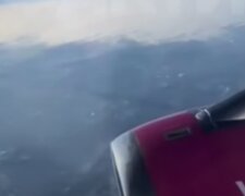 Як виглядають вибухи в Україні з вікна літака над Молдовою: з'явилося відео
