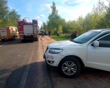 На Київщині зіткнулися три авто, медики не зуміли врятувати всіх: кадри з місця ДТП