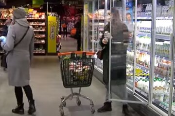 Опасный продукт заметили на прилавках магазинов: как уберечь себя и не попасть на крючок аферистов