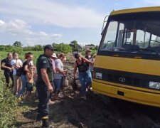 Под обстрелами застряли сотни людей: кадры спасательной операции в Запорожской области