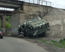 На Харківщині авто з військовими протаранило опору моста: фото з місця ДТП