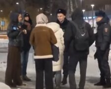 "Рятує свою душу": москвичка стала навколішки перед пам'ятником Лесі Українці