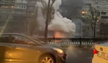 Машина запалала в центрі Києва прямо на дорозі, піднявся густий дим: кадри НП