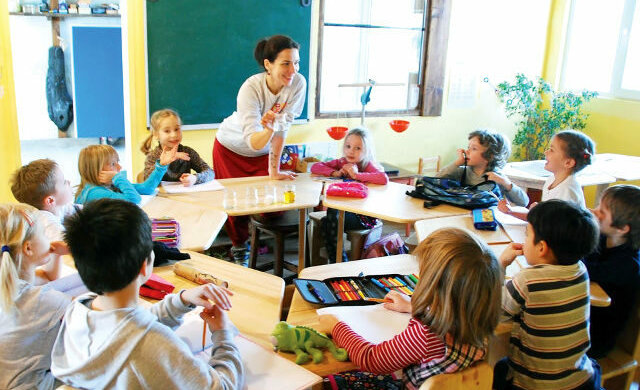 Украинцев могут освободить от поборов в школе: детали инициативы