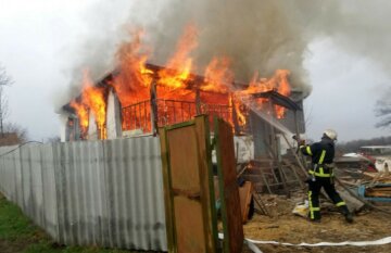 Пожежа на Харківщині призвела до трагедії, кадри з місця подій: "у вогні загинули чотири..."