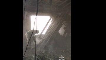 Розбирала житло на дрова, щоб зігрітися: росіянка загинула під час обвалення будинку, відео