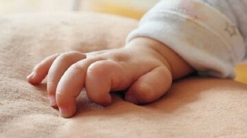 "Встали и ушли": в столичном роддоме родители бросили новорожденного ребенка