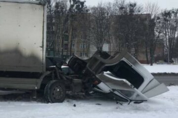 "Перевищив швидкість": у Харкові вантажівка на ходу втратила водійську кабіну, фото