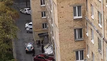 У Києві викладач вишу вистрибнув з вікна, фото: "залишив записку..."