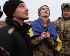 Перші хвилини українських героїв вдома: з'явилося зворушливе відео повернення з полону бійців ЗСУ