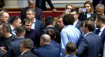 "Право принадлежит избирателям": украинцам намерены дать возможность забирать мандаты у депутатов
