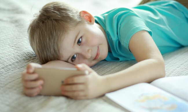 ребенок и телефон