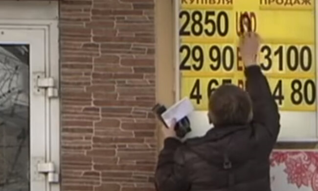 Долар і гривня не на жарт зіткнуться в грудні: з яким курсом валют українці зустрінуть Новий Рік