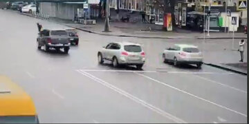 Авто збило 8-річну дитину на "зебрі": момент аварії потрапив на відео