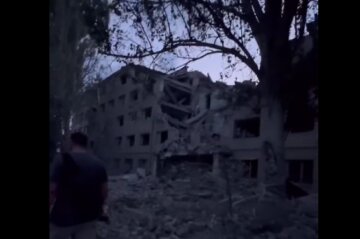 Враг нанес ракетный удар по общежитию в Николаеве: последствия показали на видео