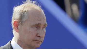 "Какой стыд!": Путин со шпаргалкой оконфузился во время выступления, видео попало в сеть