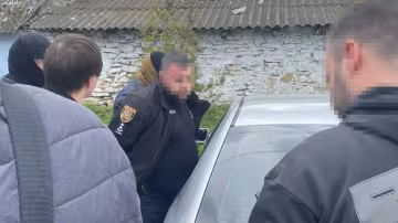 Выбрасывал деньги из окна: полицейскому на Одесчине грозит восем лет лишения свободы, подробности