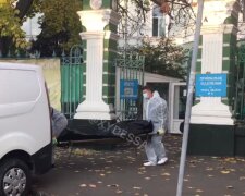 Тела людей целый день выносят из ковидной больницы Одессы: очевидцы сняли на видео