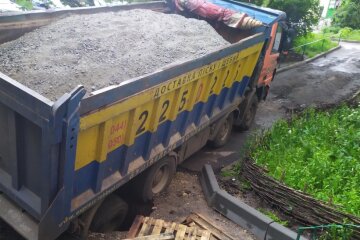 Строительная техника провалилась под асфальт в Киеве, фото ЧП: "приехала для ремонта"