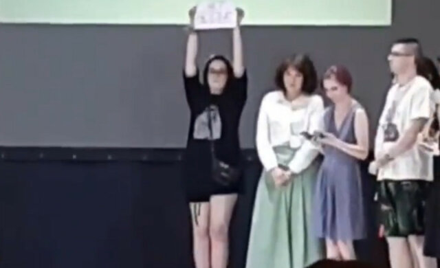 "Во что превратили страну?": в россии выпускница устроила антивоенную акцию прямо на сцене