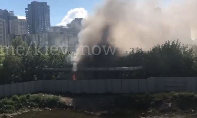 Потужна пожежа спалахнула в центрі Києва, все в диму: перші подробиці і кадри НП