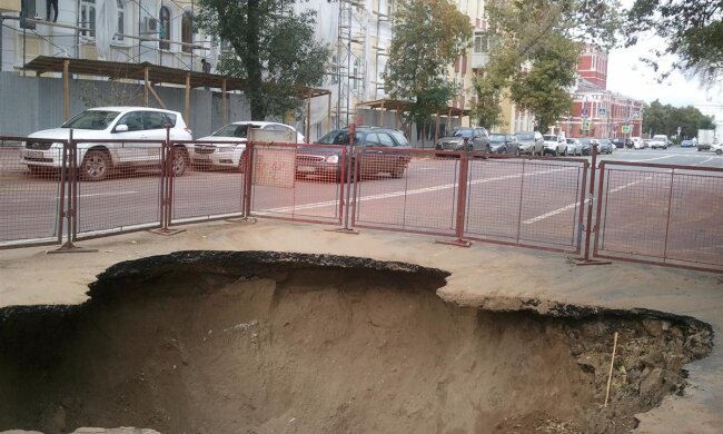 ”Пірнав у багно, щоб врятувати”: в Харкові авто з людьми влетіло в яму, залишену комунальниками
