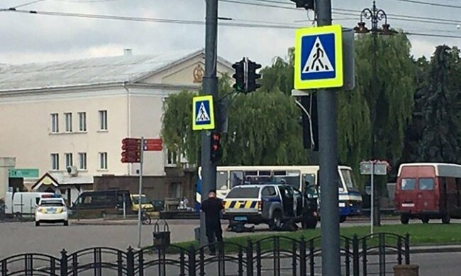 Людей взяли в заручники в центрі Луцька, чути постріли і є загроза вибуху: кадри з місця подій