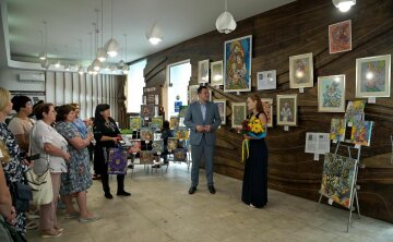 В Святошинском ЦНАПе устроили выставку «От мотанки к музе» украинской художницы Светланы Грамм