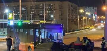 Автокатастрофа з автобусом у Харкові: кадри з місця подій