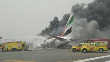 В аэропорту Дубая при посадке загорелся самолет (видео)