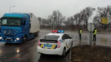 Водій переїхав пішохода і зник: кадри фатальної ДТП на трасі Київ-Одеса