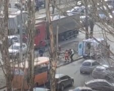 Вантажівка знесла літню жінку в Одесі, відео ДТП: "хотіла перебігти дорогу"