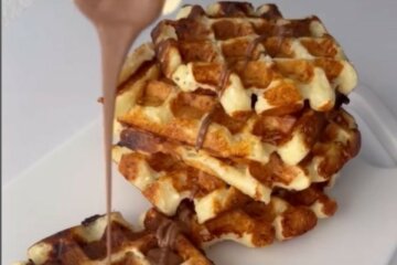 Замінить будь-який сніданок: рецепт м'яких сирних вафель до чаю