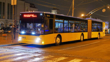 Вогненний тролейбус у Києві налякав людей, відео потрапило в мережу: "Примарний гонщик"