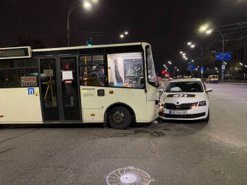 У Києві маршрутка з пасажирами протаранила таксі: кадри з місця подій