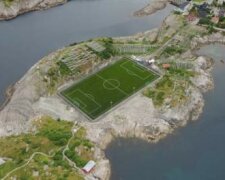 Найкрасивіше футбольне поле збудували на окремому острові (фото)