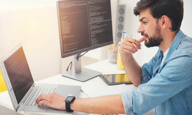 chlapec_student_pocitac_developer_programator_ludia_clovek_nowat