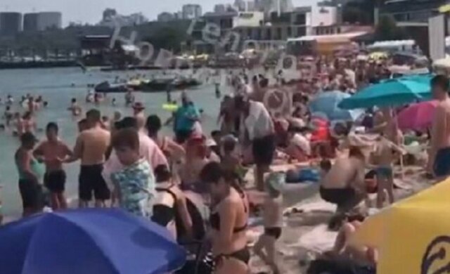 На пляжах Одессы тяжело пройти к морю: кадры "комфортного" отдыха показали в сети