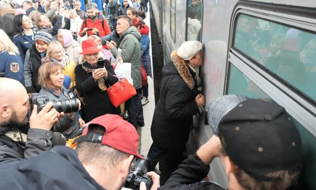 Раскрылась правда о фанатке Путина, целовавшей поезд: "там таких вагон"