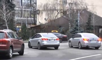 В Киеве появился перекресток со "странной" разметкой, фото: все едут по главной