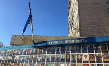 Вандалы повторно сожгли флаг у стелы героям АТО (фото)