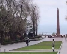 В Одессе авто без водителя прокатилось по Аллее Славы к вечному огню: видео происходящего