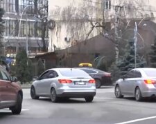В Киеве появился перекресток со "странной" разметкой, фото: все едут по главной