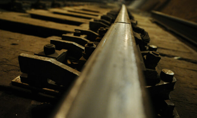 Поїзд з небезпечними речовинами зійшов з рейок: подробиці НП