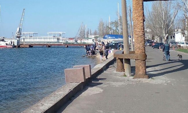 "Швидко вирішити не вийде": після обстрілів в Миколаєві людям доводиться брати воду в річці