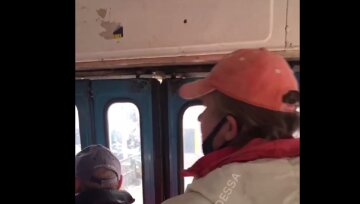 Не вздумайте делать: мужчина-антивакцинатор устроил шоу в трамвае, видео из Одессы
