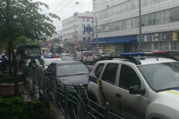 У центр Києва терміново стягнули військову техніку і поліцію: перші фото і подробиці того, що відбувається