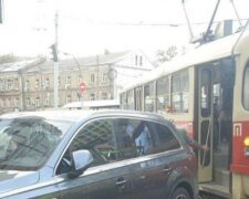 В самом сердце Киева «герой парковки» полностью заблокировал движение транспорта, фото: "оставил Audi и..."