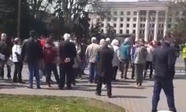 В Одессе разъяренная толпа набросилась на мужчину из-за украинского языка: видео безумия на 2 мая