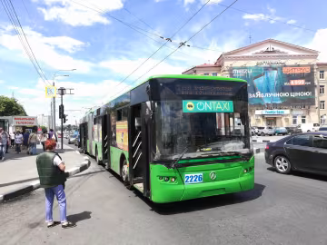 Озвірілий кондуктор накинулася на сиріт у тролейбусі: “кричала, як скажена”, одна дитина не витримала